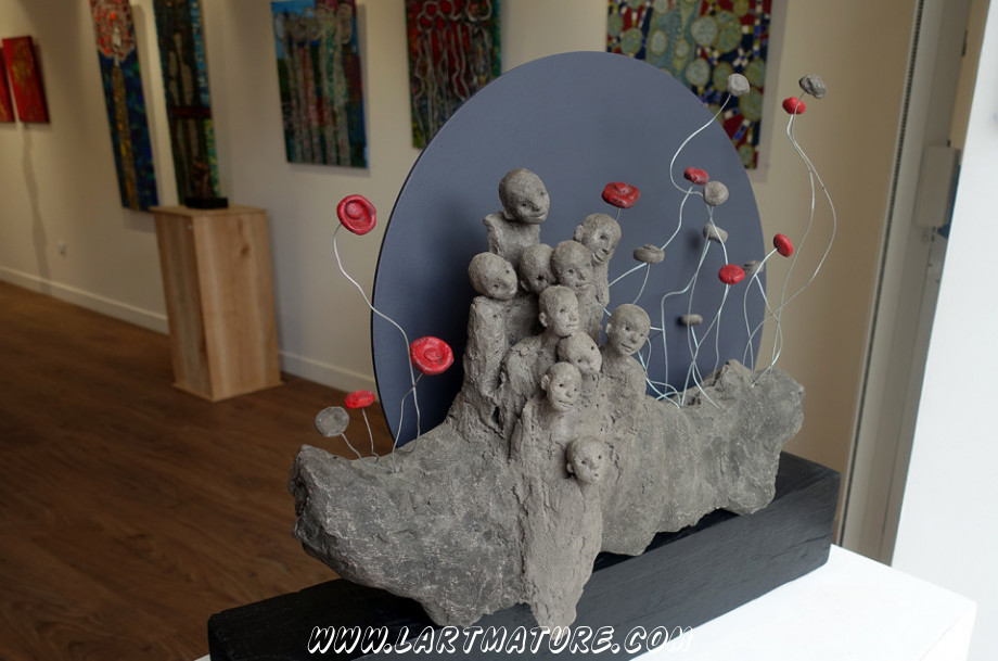 Enfants et coquelicots de Rachel Launay-Painchaud Enfants et coquelicots - Sculpture de Rachel Launay-Painchaud